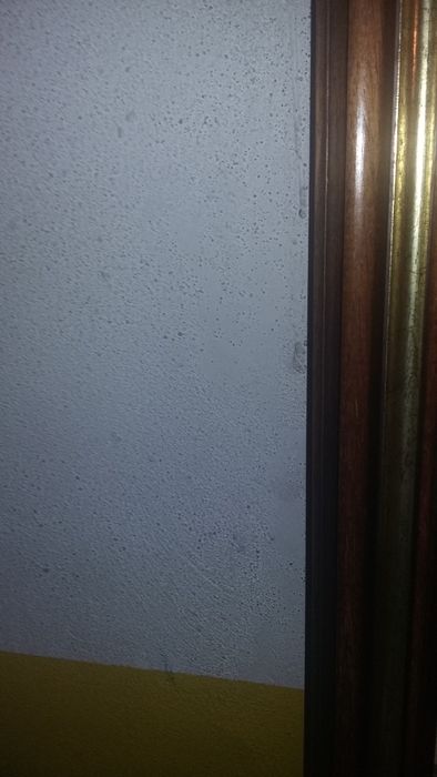 Espelho com moldura de madeira