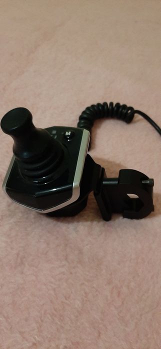 Comando de cadeira eléctrica para assistência