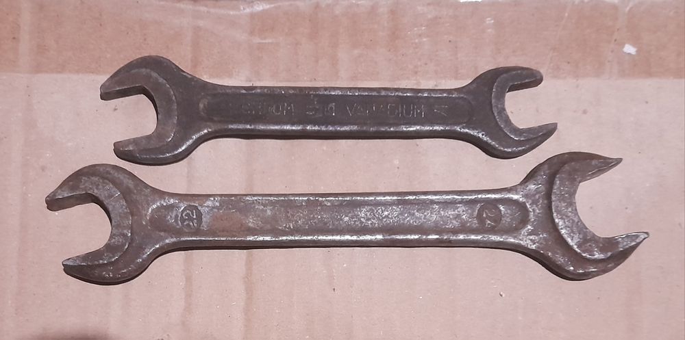 Два ключі ріжкові 17×19, 22×24.