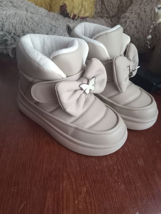 Зимове взуття на дівчинку
