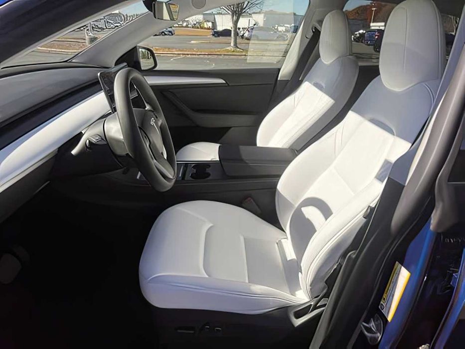 Tesla Model Y      2024