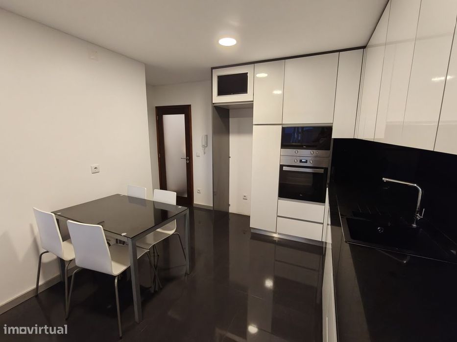 Apartamento T2 renovado junto ao mar