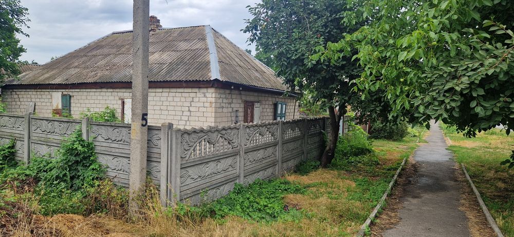Продам участок с постройками