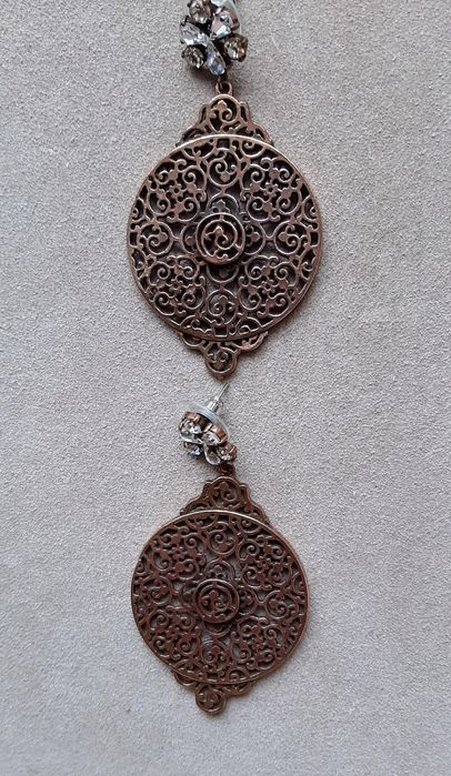 Brincos compridos vintage, cor cobre.
Vintage