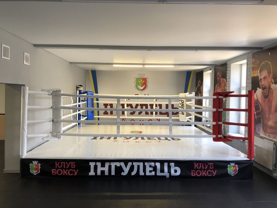 Боксерский ринг на помосте