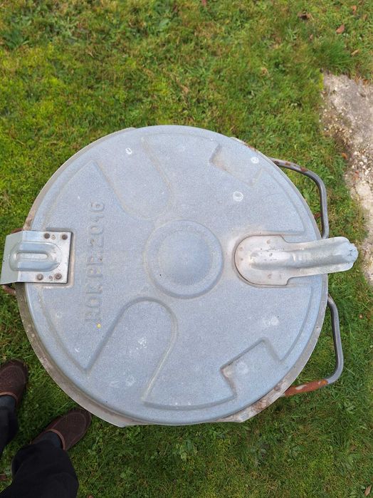 Pojemnik na żużel ocynk , na kółkach , używany sprzedam