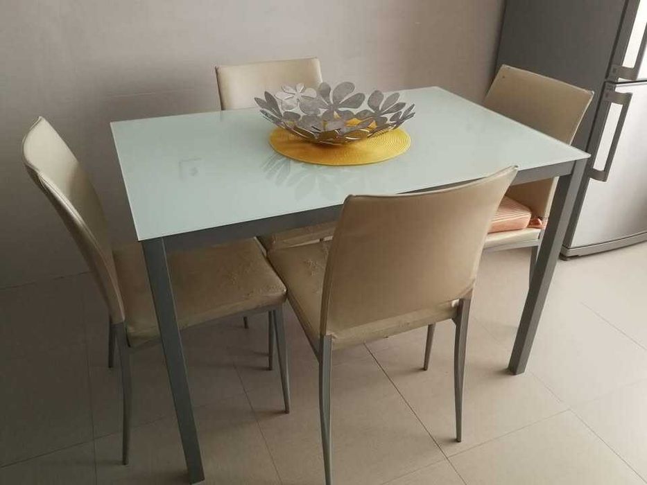 Mesa de Cozinha com tampo em vidro