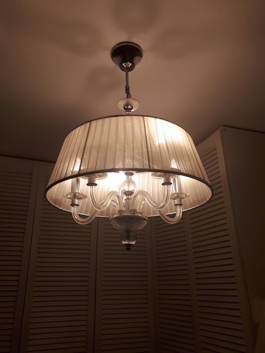 Piękny stylizowany żyrandol.