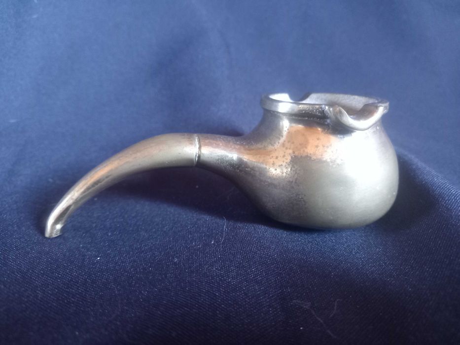 Cinzeiro em forma de cachimbo