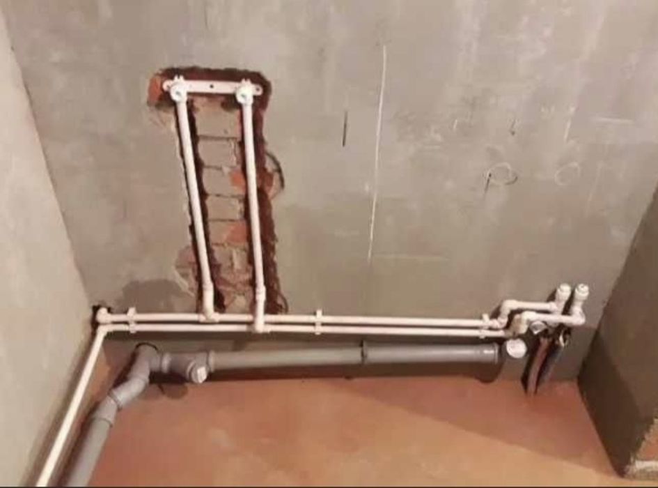 Сантехник, молодой трезвый сантехник