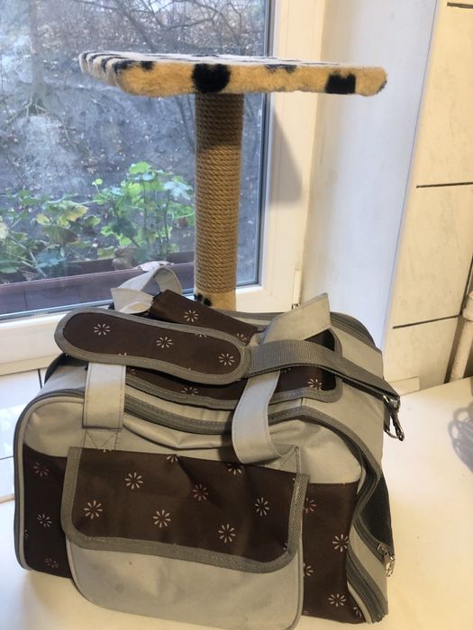 Підставка та переноска для котів