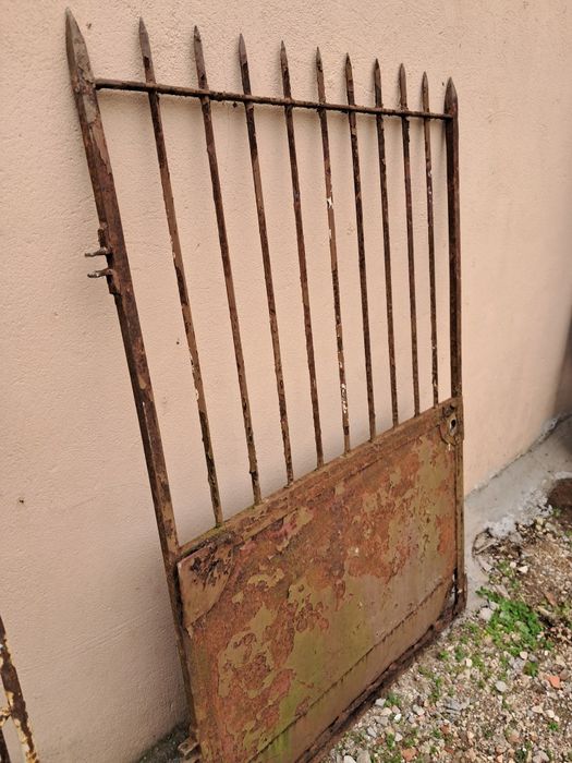 Porta em ferro forjado antiga.