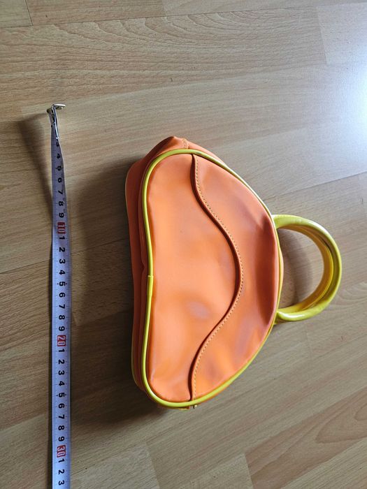 Mała lakierowana torebka pomarańczowo-żółta