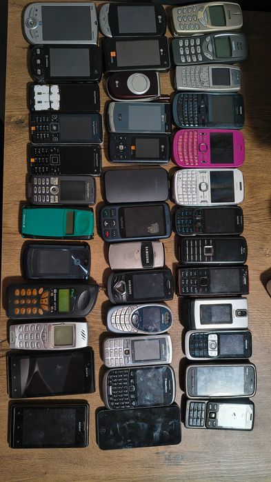 Kolekcja starych telefonów Nokia, Sony Ericsson, LG, Samsung i innych – 36 szt.