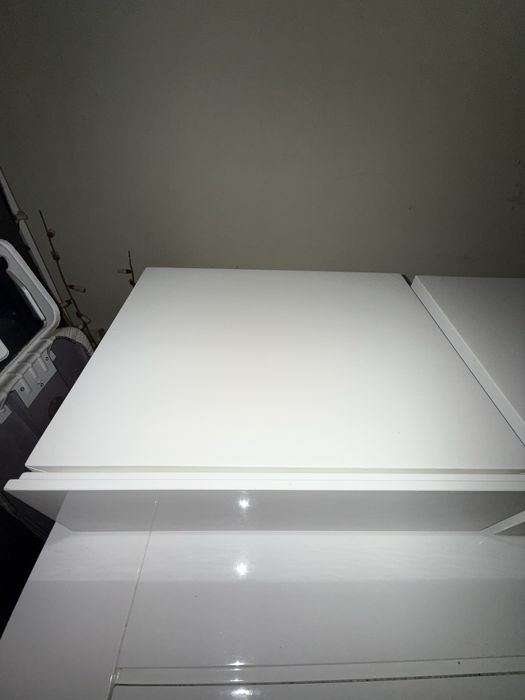 Duas cómodas flutuantes