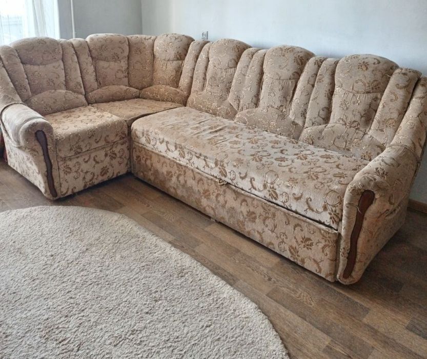 Гарний кутовий диван