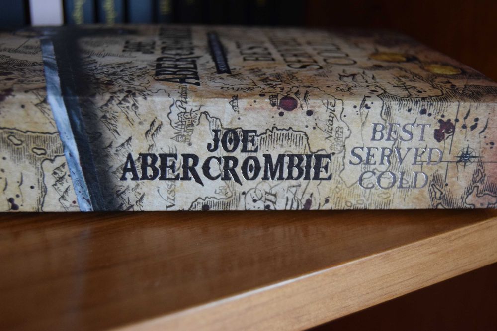 Livros The First Law Trilogy e Best Served Cold de Joe Abercrombie