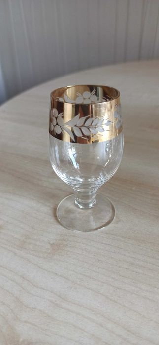 Рюмки та бокали з позолотою