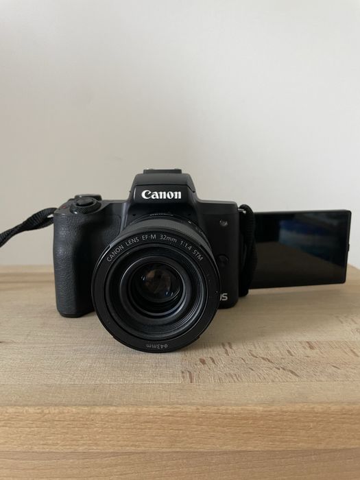 Máquina Fotográfica CANON EOS M50 Mark II + EF-M 15-45 (APS-C)
