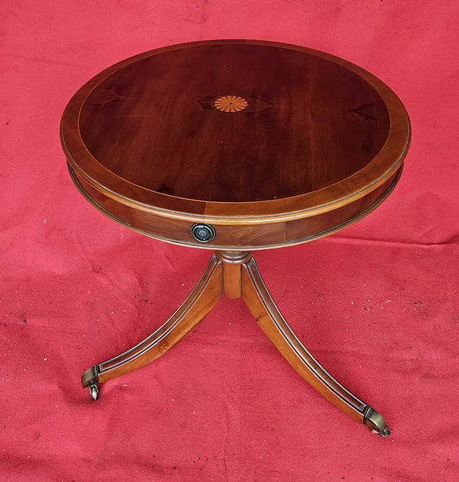 Mesa de biblioteca em cerejeira