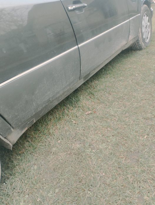 Автомобіль 124 мерседеса