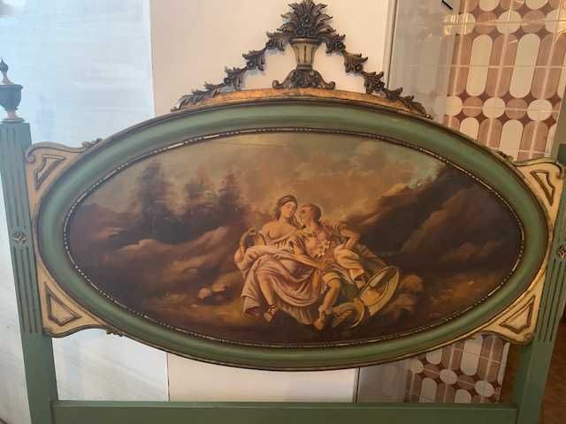 Cama antiga com pintura a óleo
