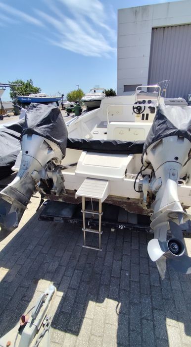 Barco catamarã com atrelado