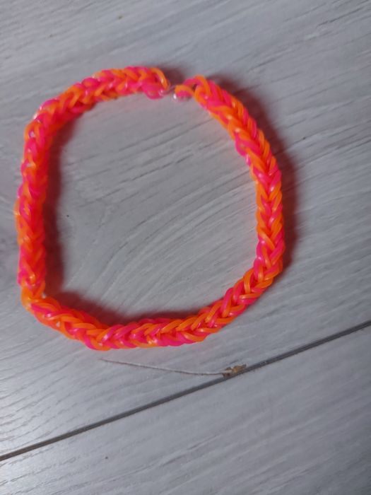 Przylegajacy do szyji naszyjnik z gumek ręcznie robiony