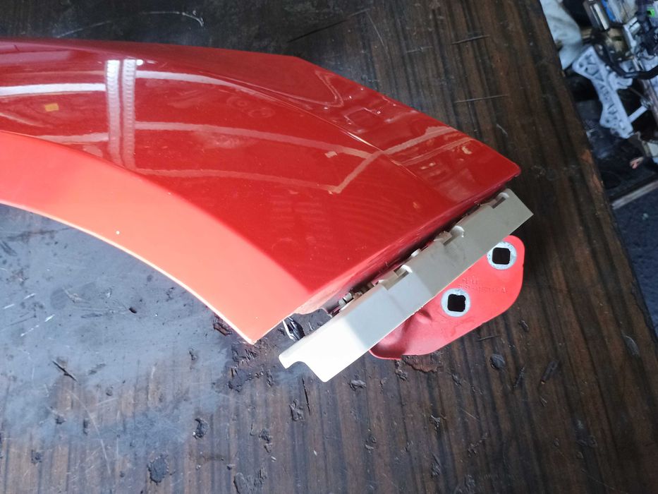 Błotnik Czerwony Przód Przedni Prawy Ford Focus MK3 2014r. itp.