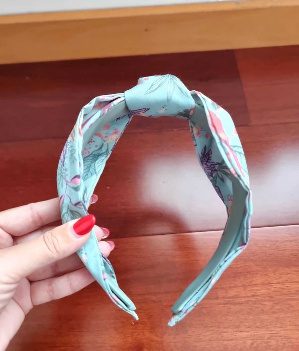 Fita de cabelo azul clara com padrão florido