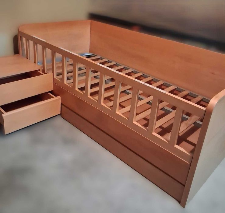 Cama individual com arrumação+mesa de cabeceira