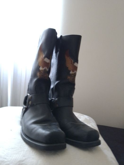 Botas pretas em pele