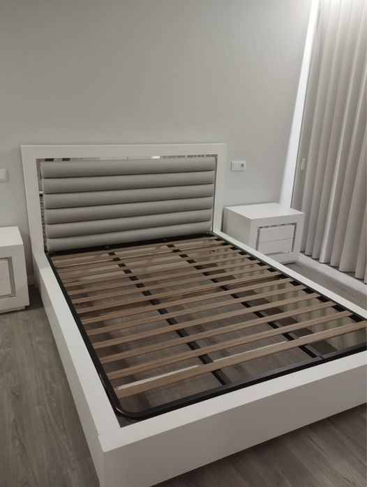 Cama de Casal branca com dois anos de uso