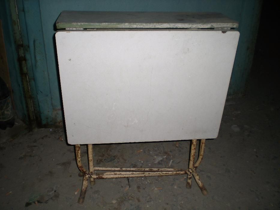 Стол раскладной , походный, советский, автомобильный.Помещается в бага