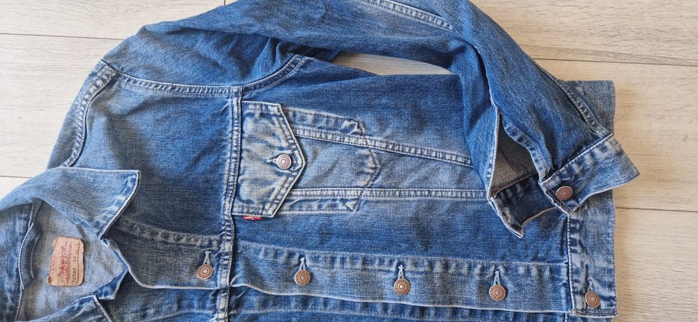 Levis  L.      .