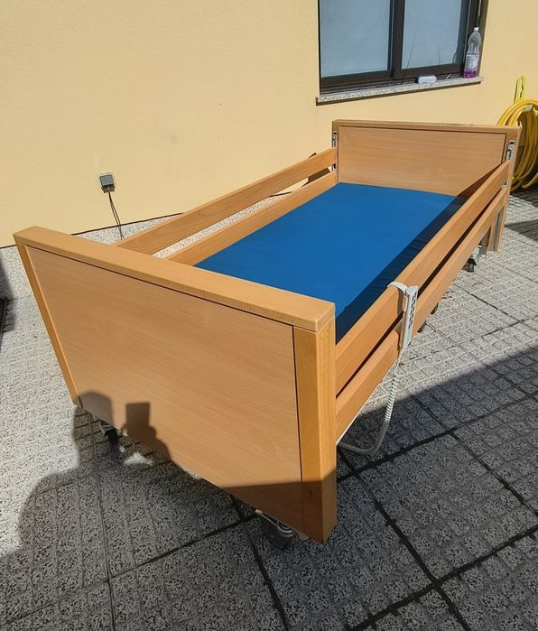 Cama articulada elétrica e elevatória hospitalar