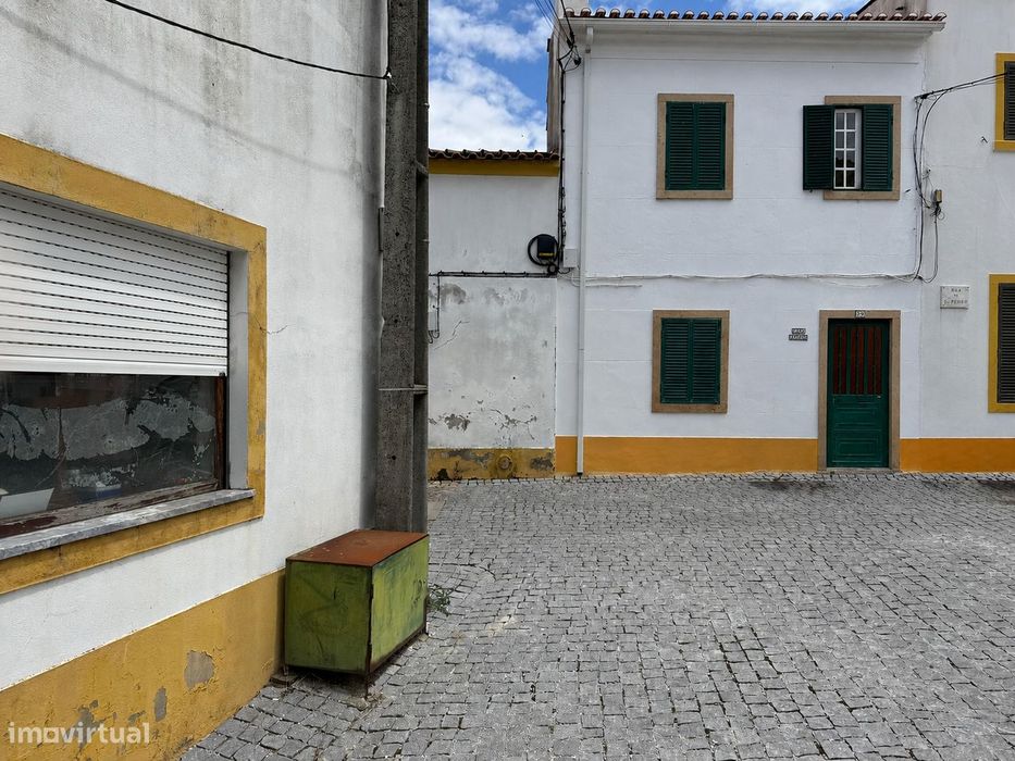 Moradia em Banda T2 com Charme e Potencial para a Sua Casa Ideal