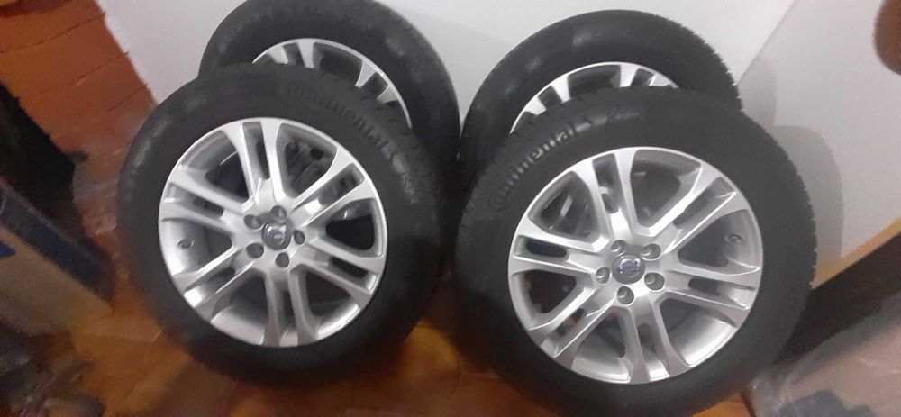 Vendo 4 Jantes de Liga-Leve do Volvo SUV com pneus continental