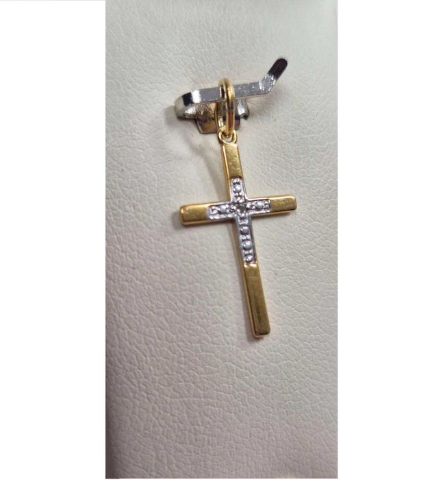 ZŁOTA ZAWIESZKA KRZYŻYK Z DIAMENCIKIEM P:585 G:0,51
