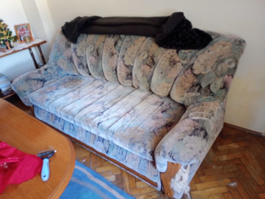 Kredens , stół,wersalka