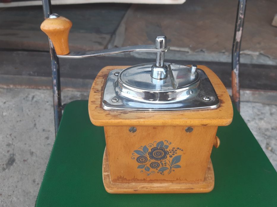 Кофемолка ручная,деревянная.