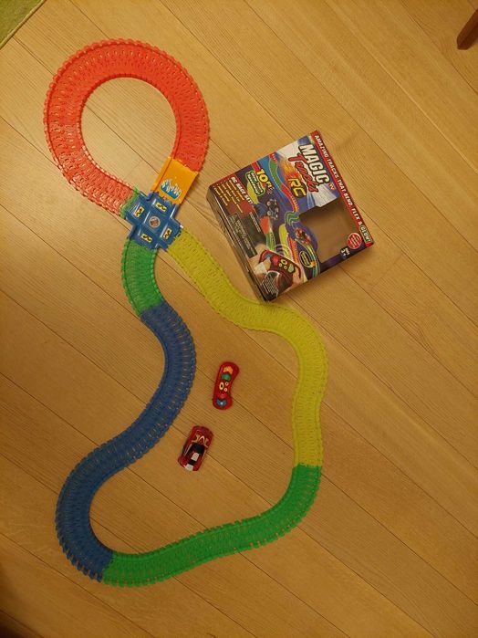 Автомобільна гоночна траса з машинкою