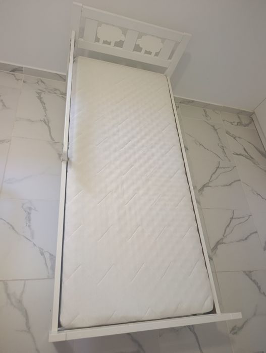 Cama de criança com colchão 70×160cm e proteção lateral pouco uso