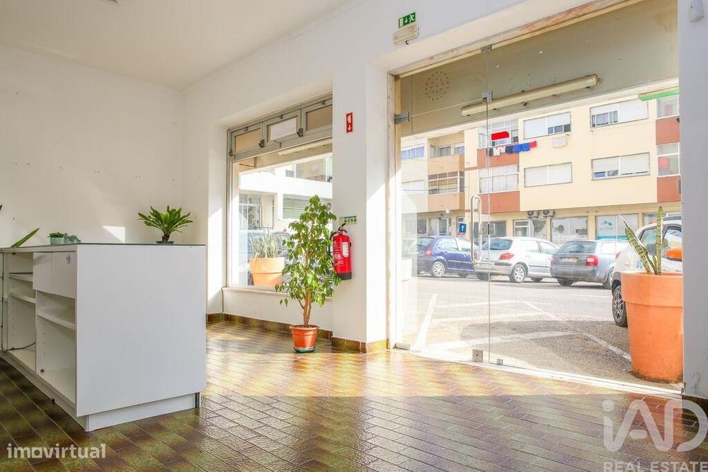 Loja / Estabelecimento Comercial em Lourinhã e Atalaia de 74,00 m2