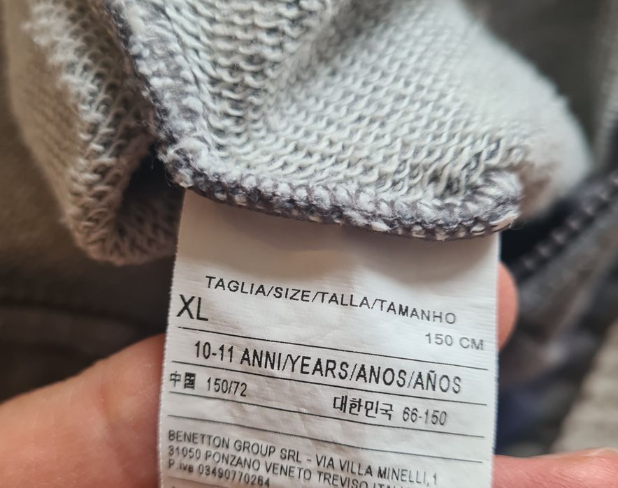 O casaco de malha está em boas condições.