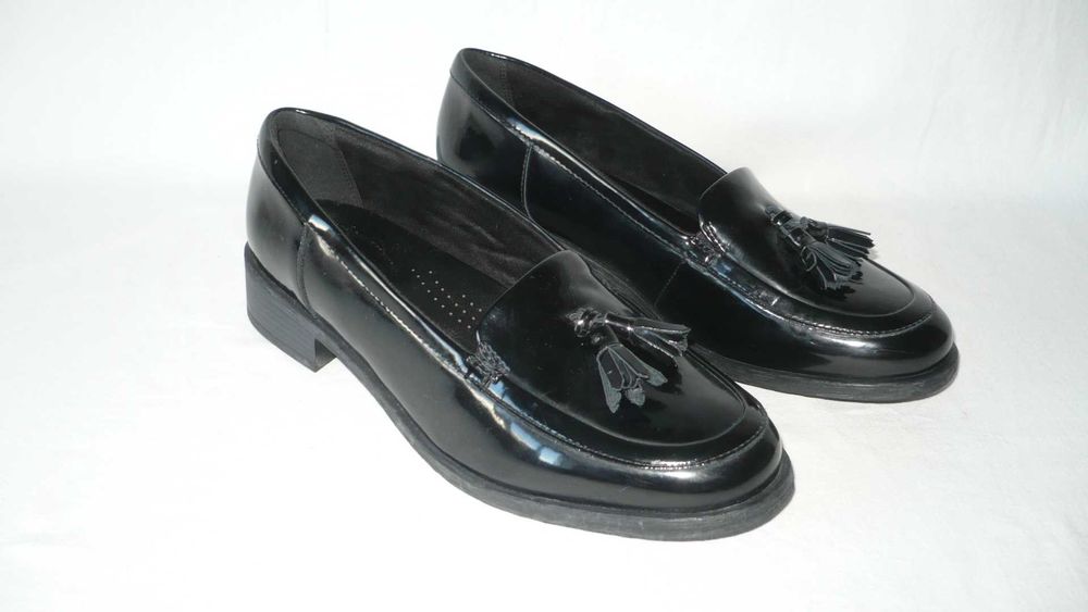 Clarks чорні лаковані шкіряні туфлі лофери з китицями нові