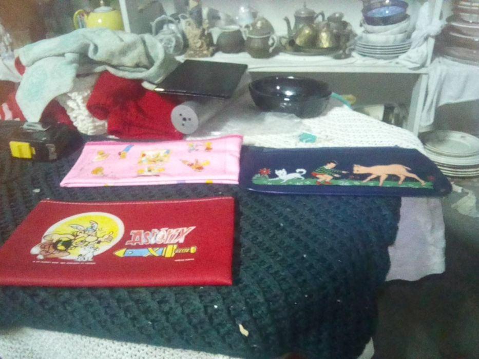 Três bolsas para coleção, figuras anos 80