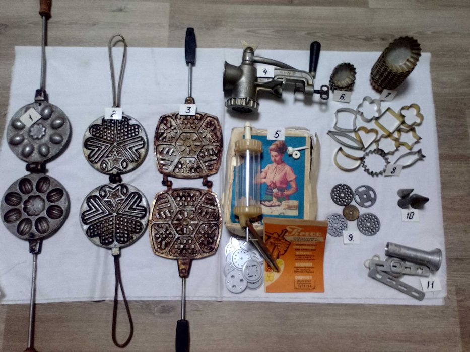 Форма для выпечки,мясорубка,бидон, эмалированные лотки,ножи