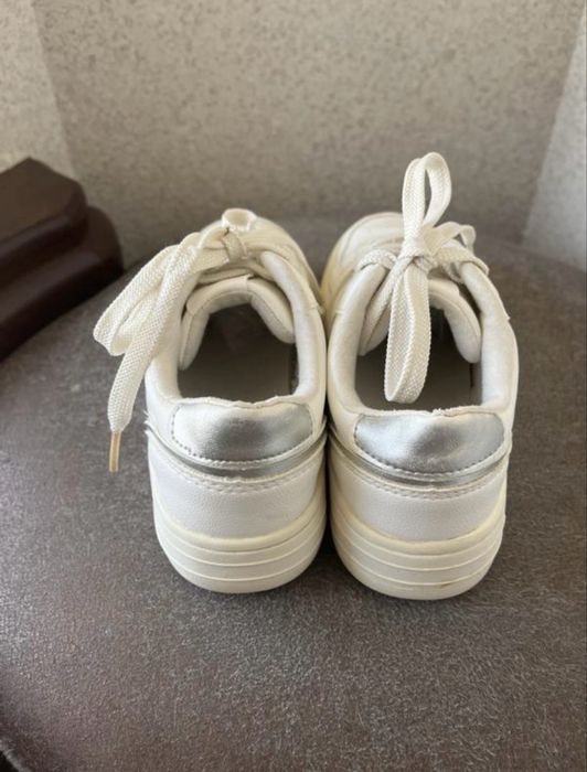 Білі шкіряні кросівки Zara 32 р