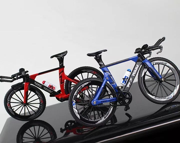 Bicicletas de contra relógio em miniatura, várias cores